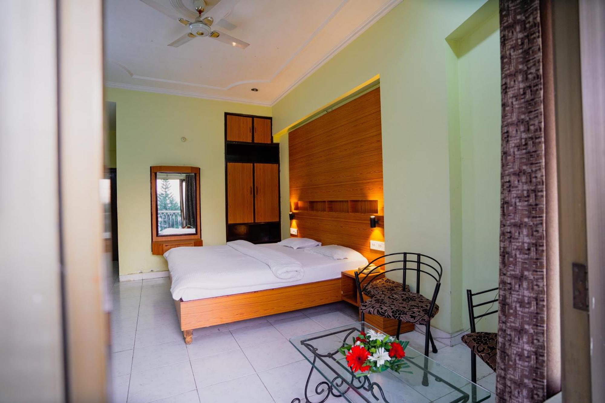Hotel Girdhar Mahal Индаур Экстерьер фото