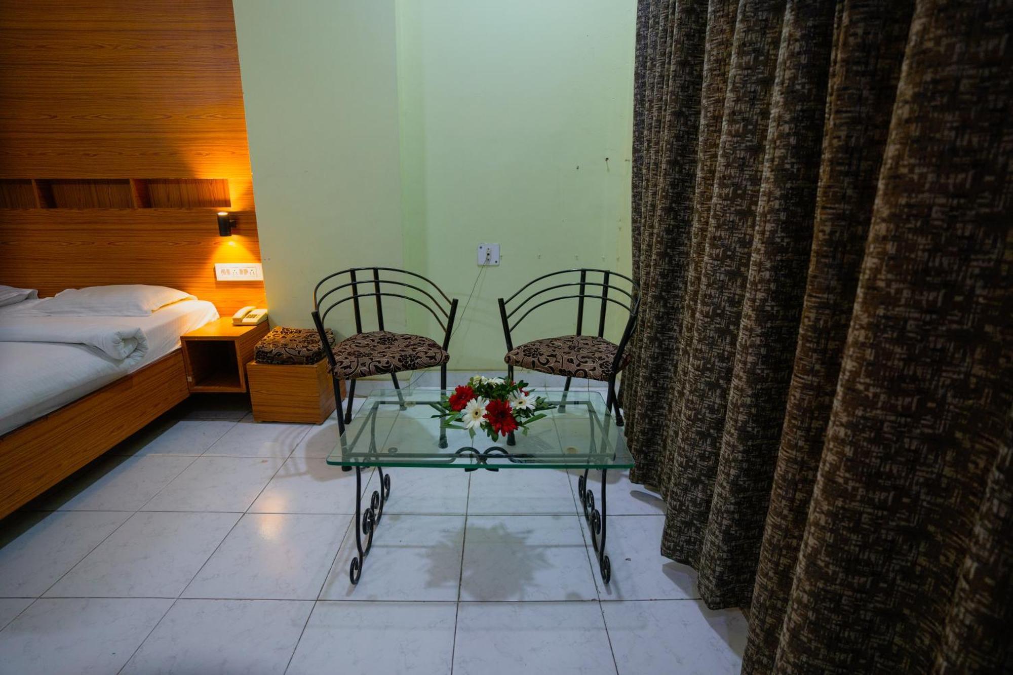 Hotel Girdhar Mahal Индаур Экстерьер фото