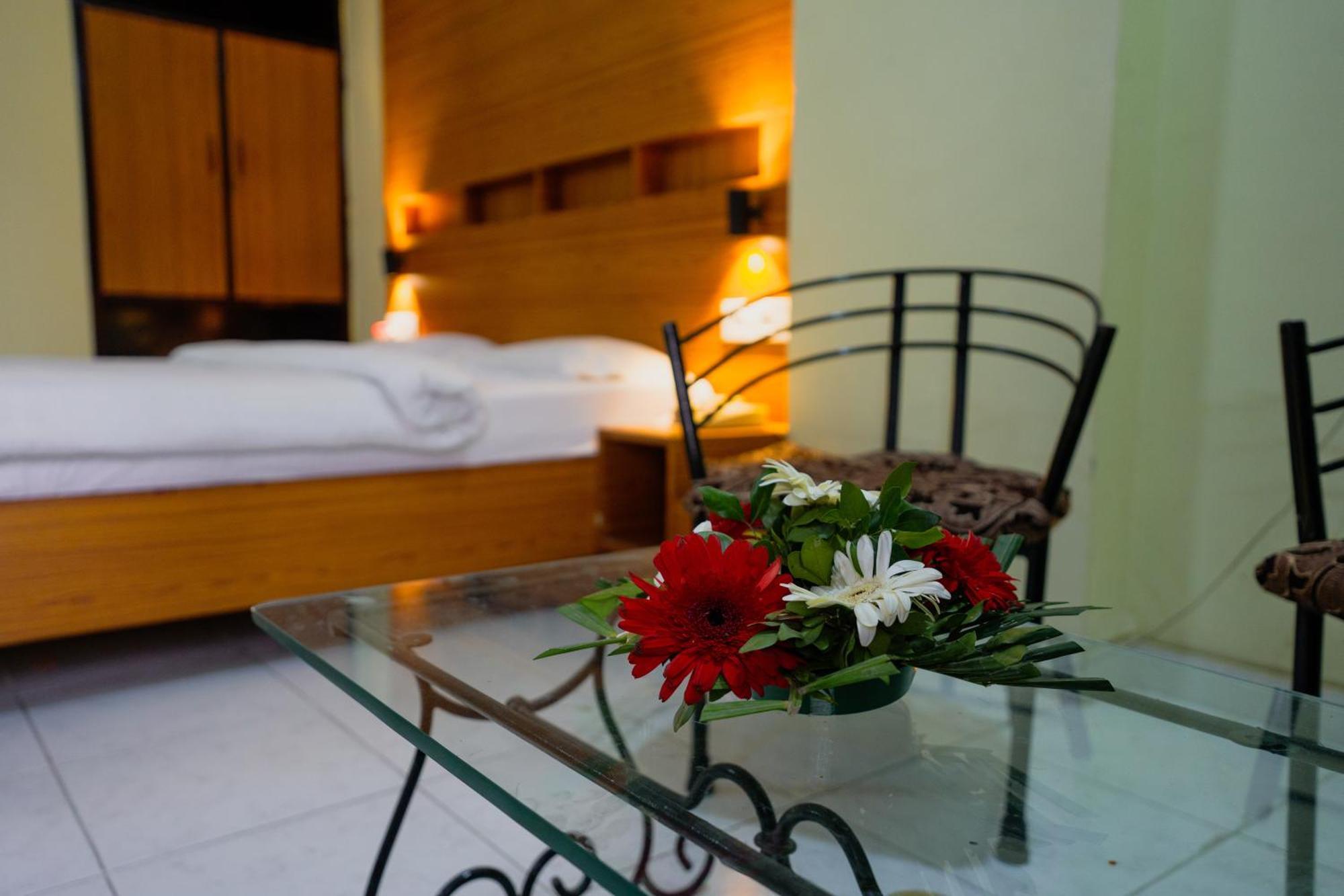 Hotel Girdhar Mahal Индаур Экстерьер фото
