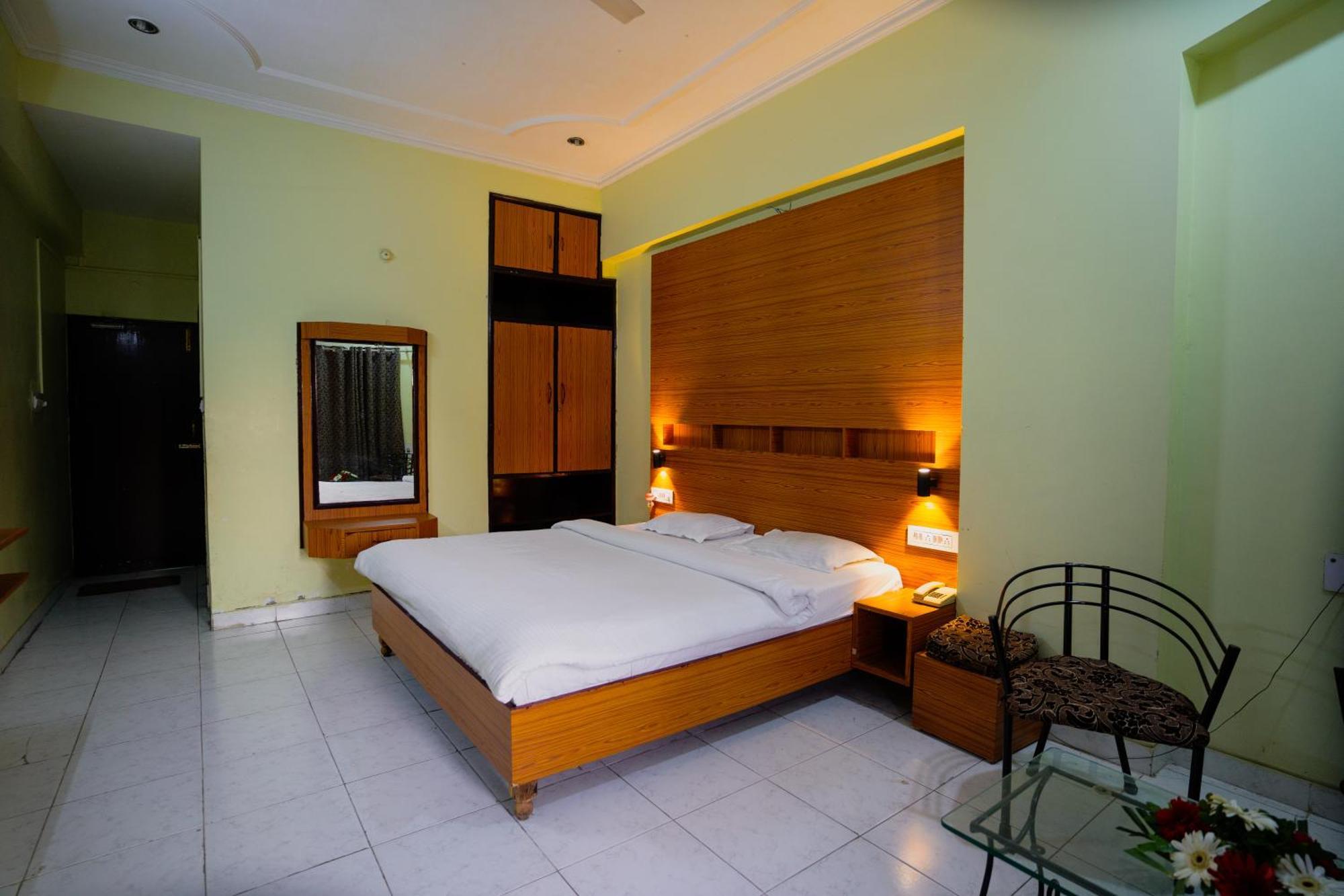 Hotel Girdhar Mahal Индаур Экстерьер фото