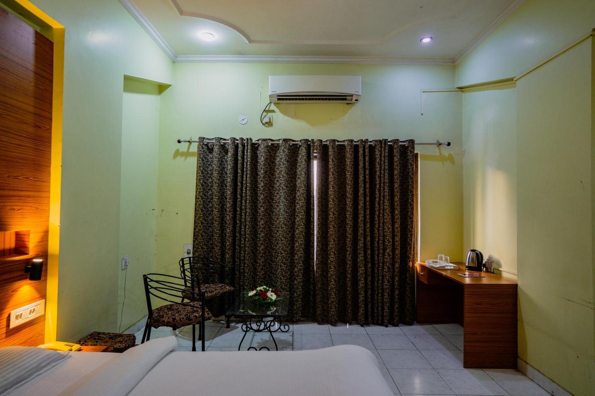 Hotel Girdhar Mahal Индаур Экстерьер фото