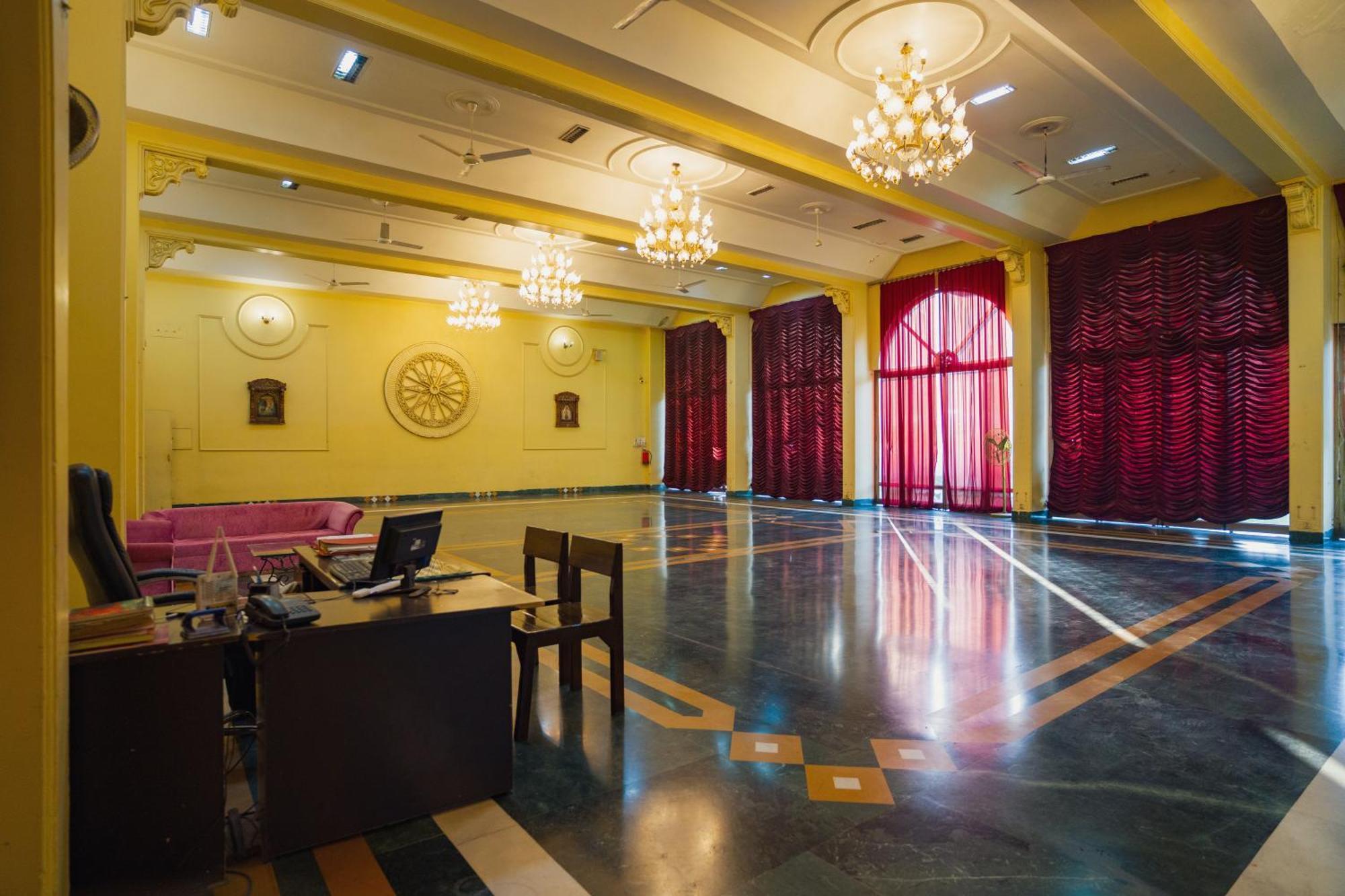 Hotel Girdhar Mahal Индаур Экстерьер фото