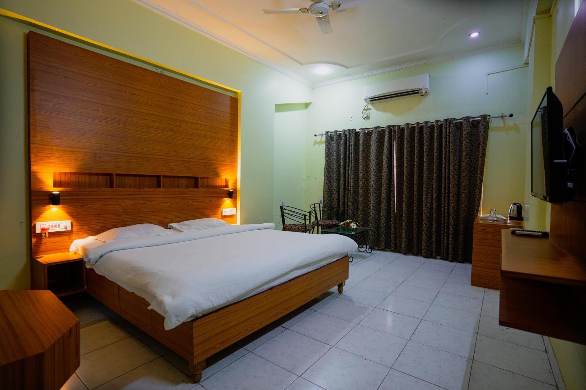 Hotel Girdhar Mahal Индаур Экстерьер фото