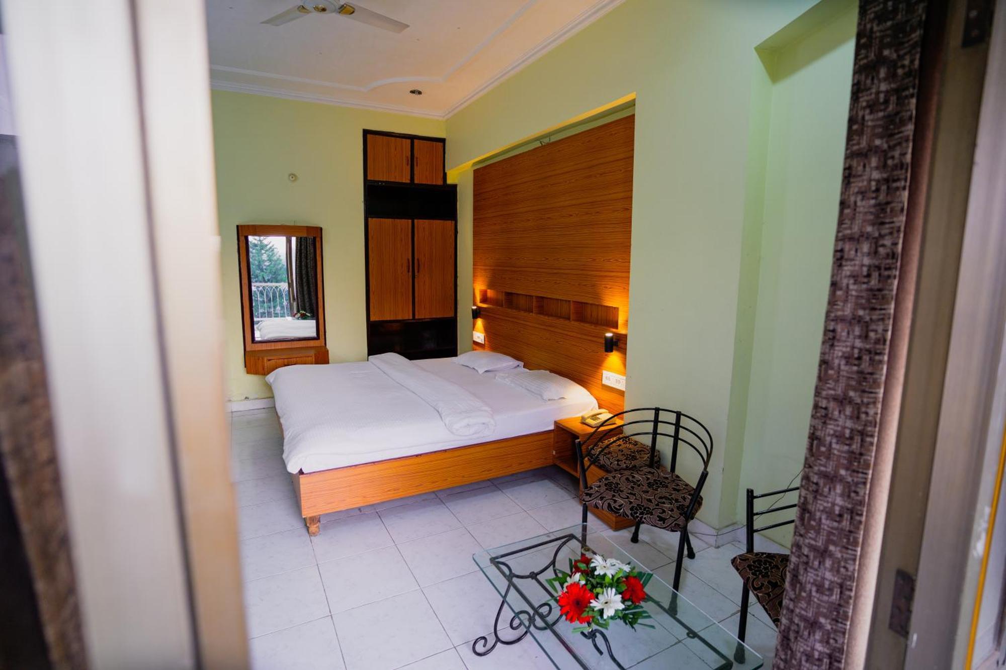 Hotel Girdhar Mahal Индаур Экстерьер фото