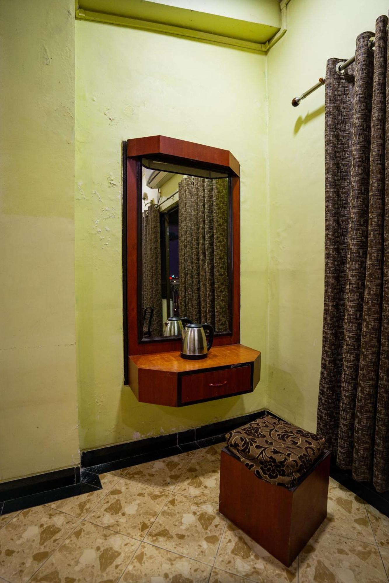 Hotel Girdhar Mahal Индаур Экстерьер фото