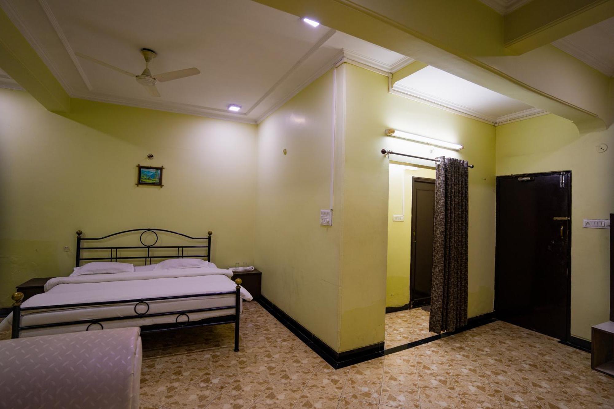 Hotel Girdhar Mahal Индаур Экстерьер фото