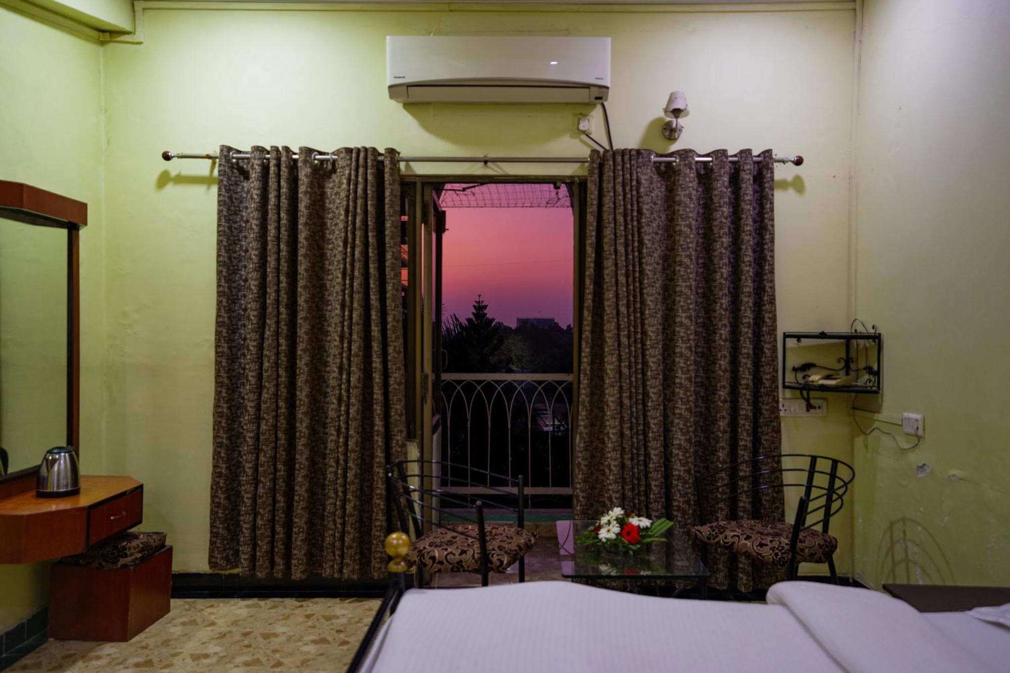 Hotel Girdhar Mahal Индаур Экстерьер фото