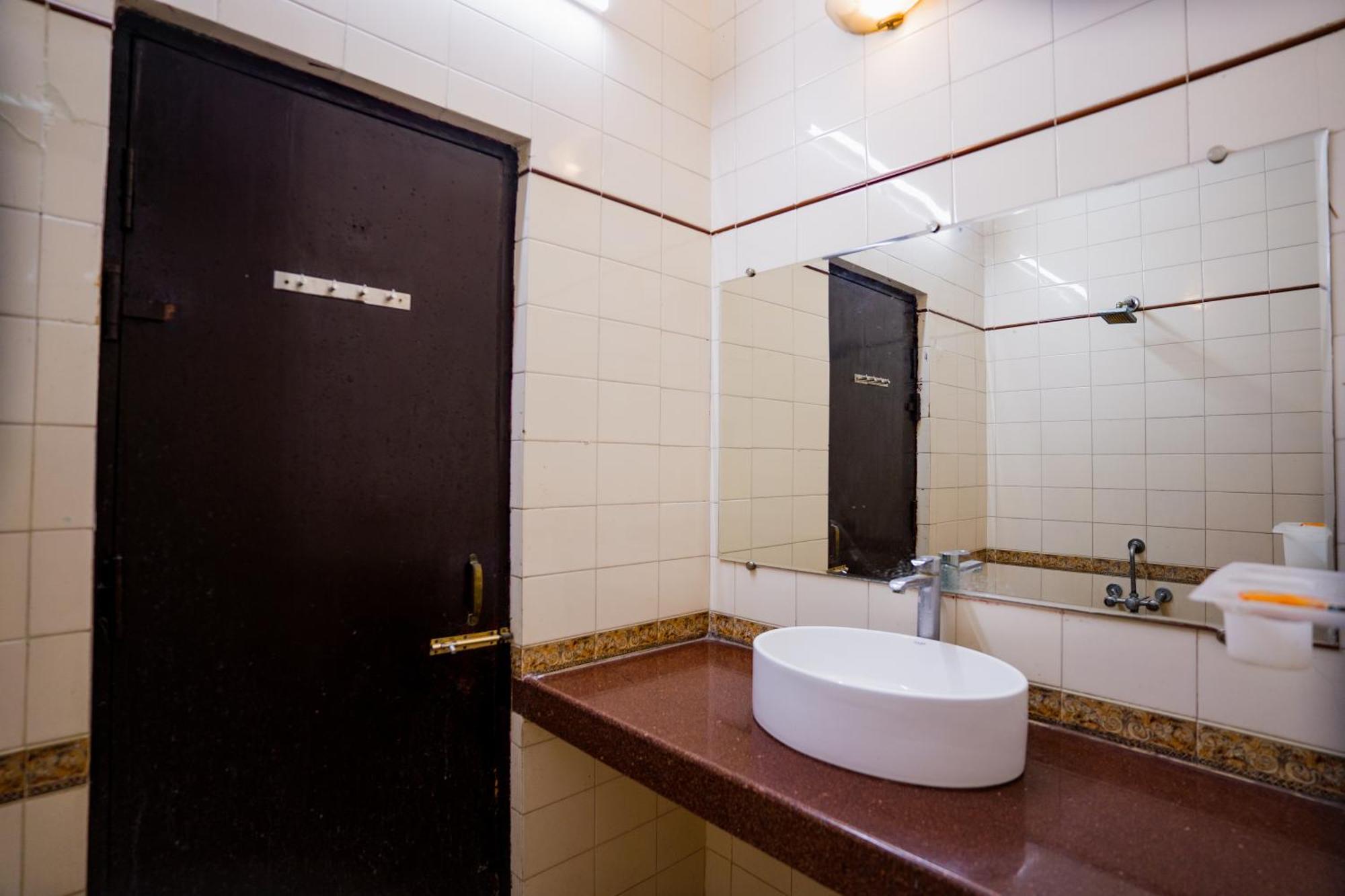 Hotel Girdhar Mahal Индаур Экстерьер фото