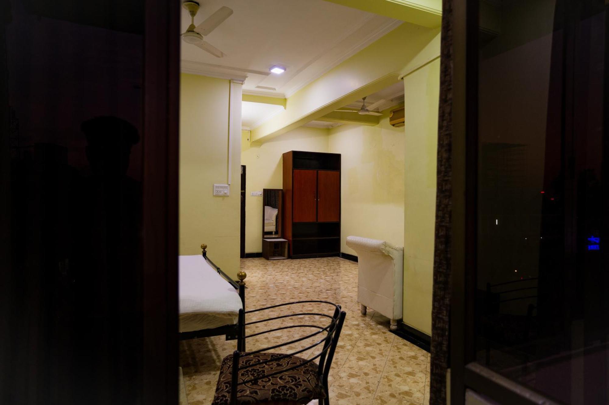 Hotel Girdhar Mahal Индаур Экстерьер фото