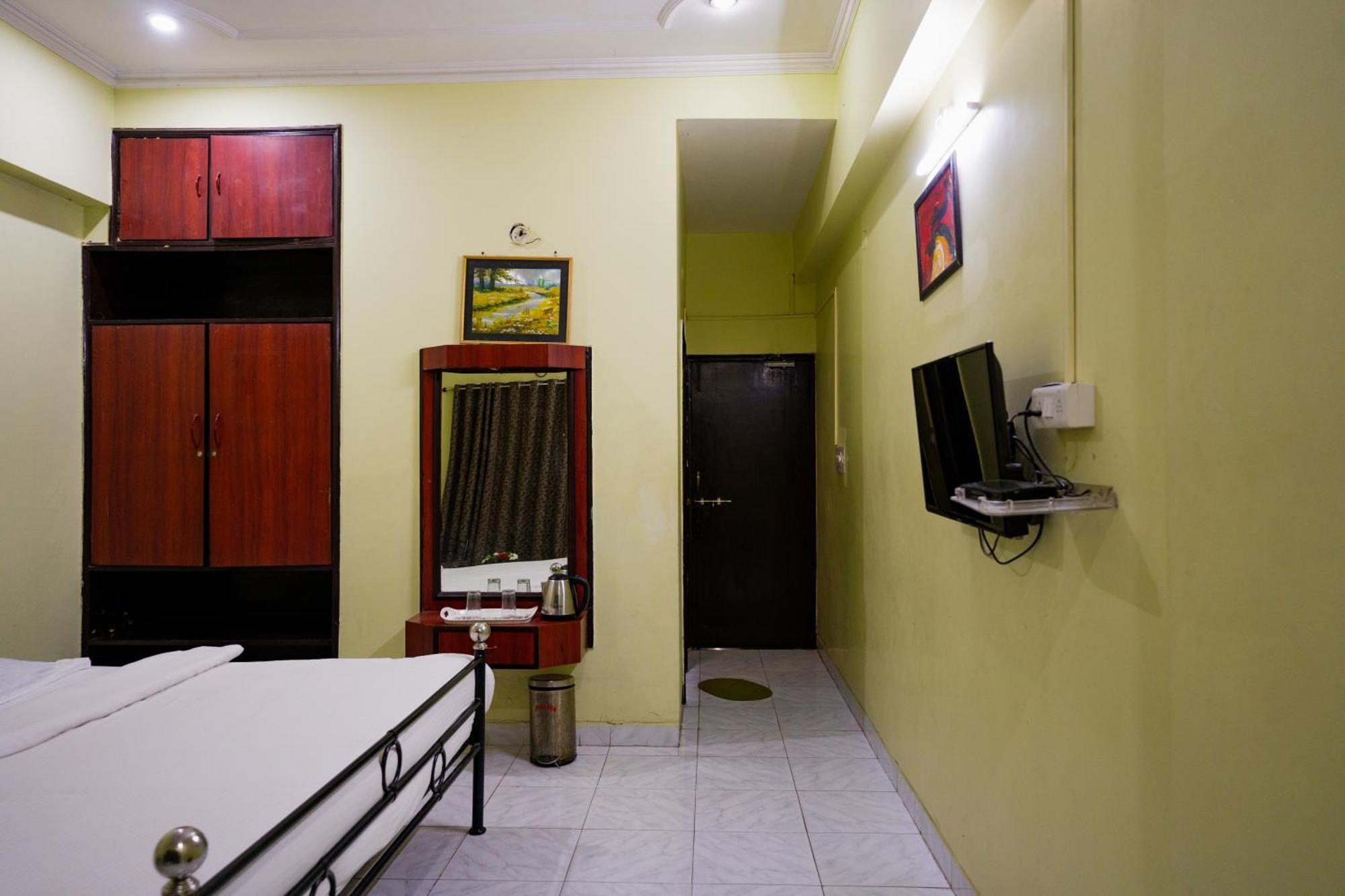 Hotel Girdhar Mahal Индаур Экстерьер фото