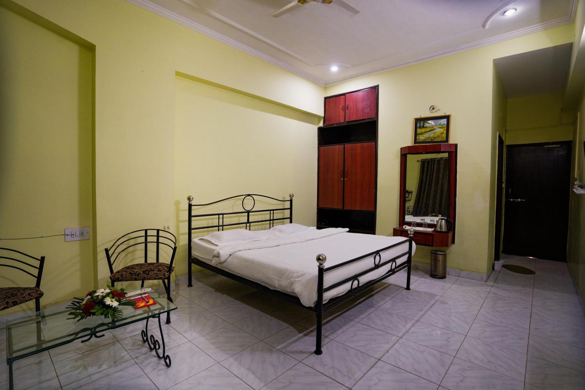 Hotel Girdhar Mahal Индаур Экстерьер фото