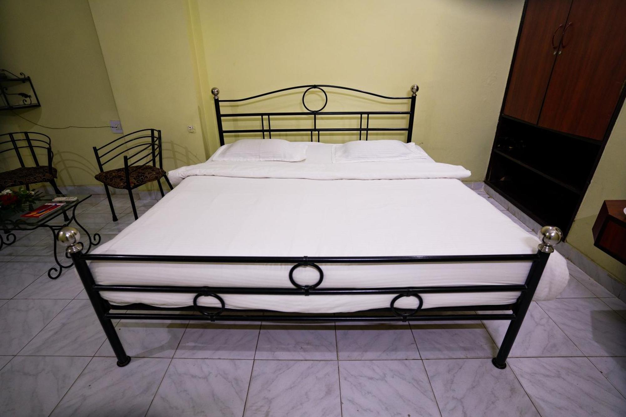 Hotel Girdhar Mahal Индаур Экстерьер фото