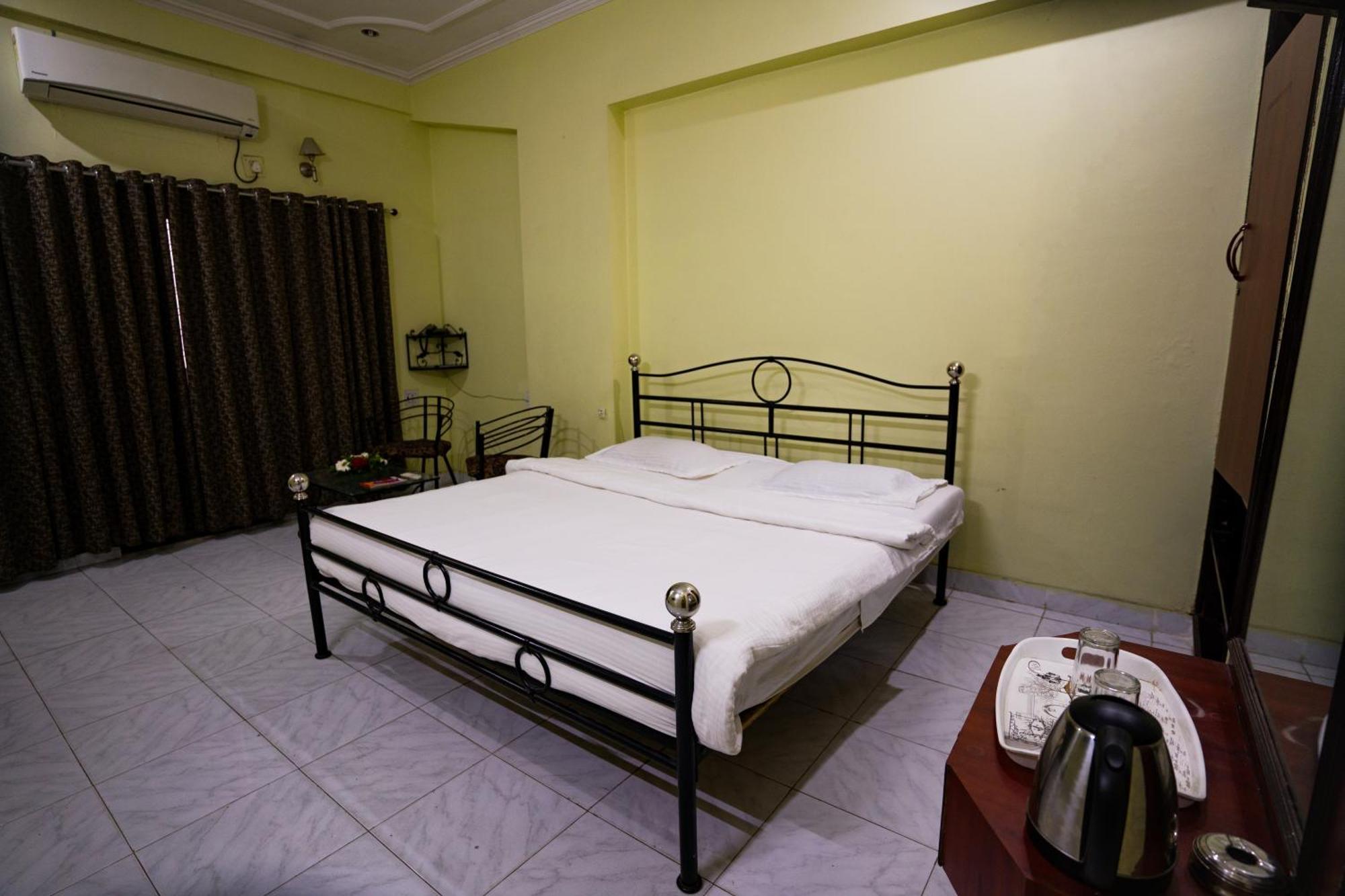 Hotel Girdhar Mahal Индаур Экстерьер фото