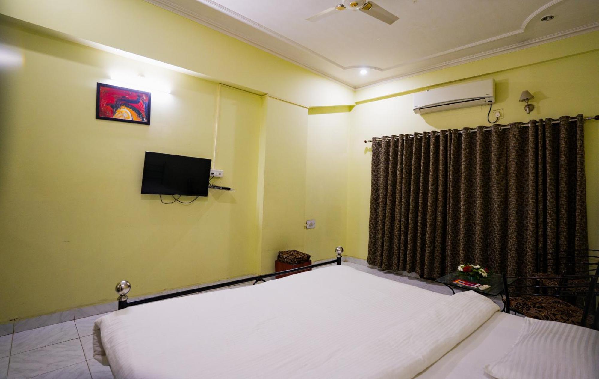 Hotel Girdhar Mahal Индаур Экстерьер фото