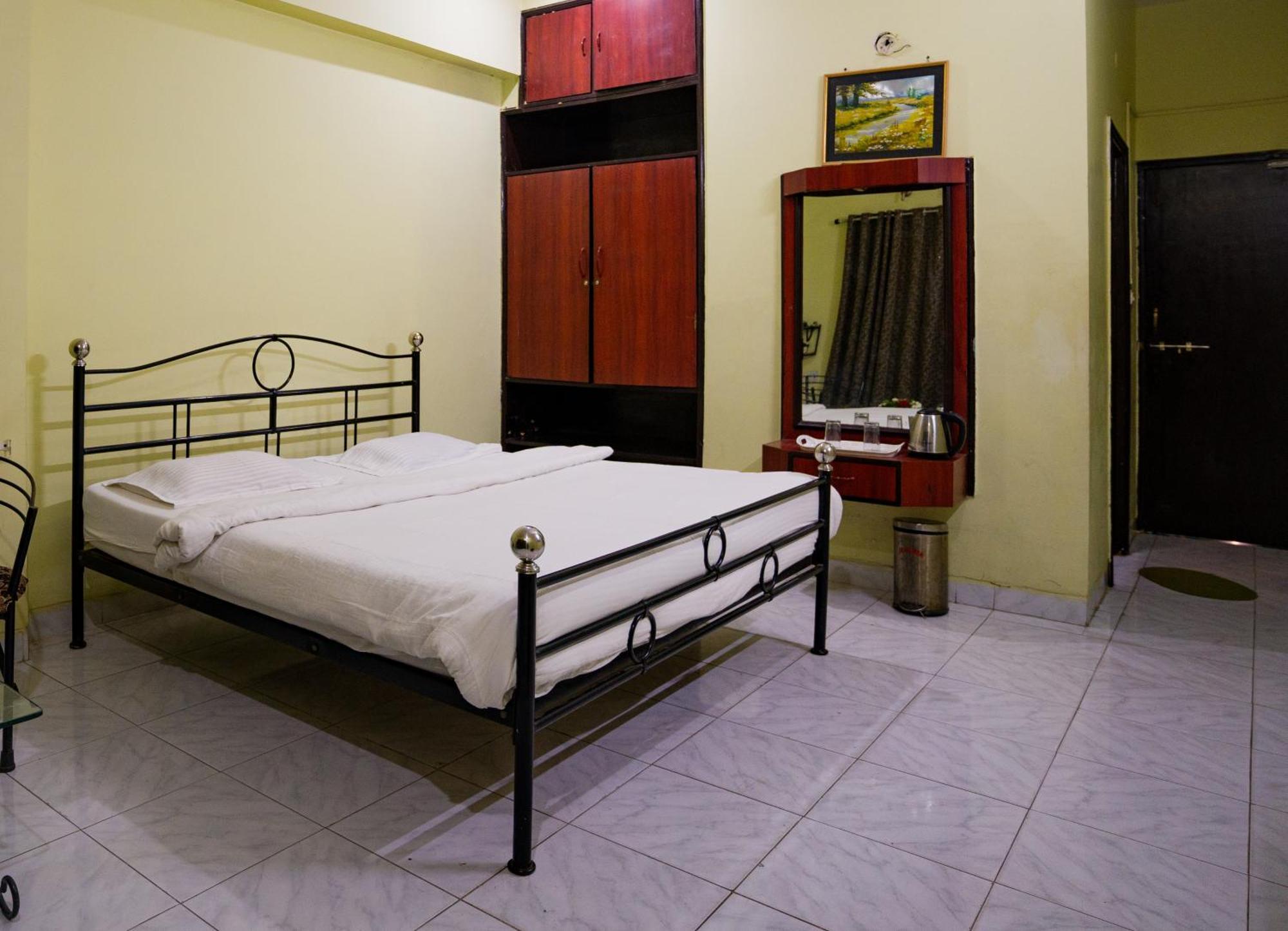 Hotel Girdhar Mahal Индаур Экстерьер фото